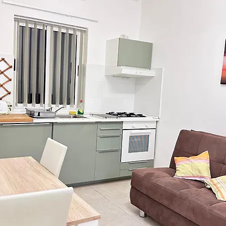 Apartment Centrally Located 2 Sea Eats Bus Right In Front *