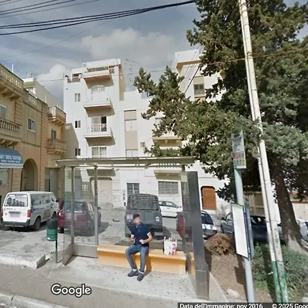 Centrally Located 2 Sea Eats Bus Right In Front Apartment