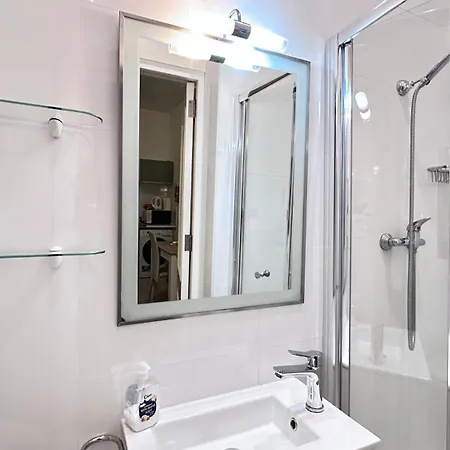 Apartment Centrally Located 2 Sea Eats Bus Right In Front *