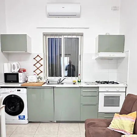 Centrally Located 2 Sea Eats Bus Right In Front